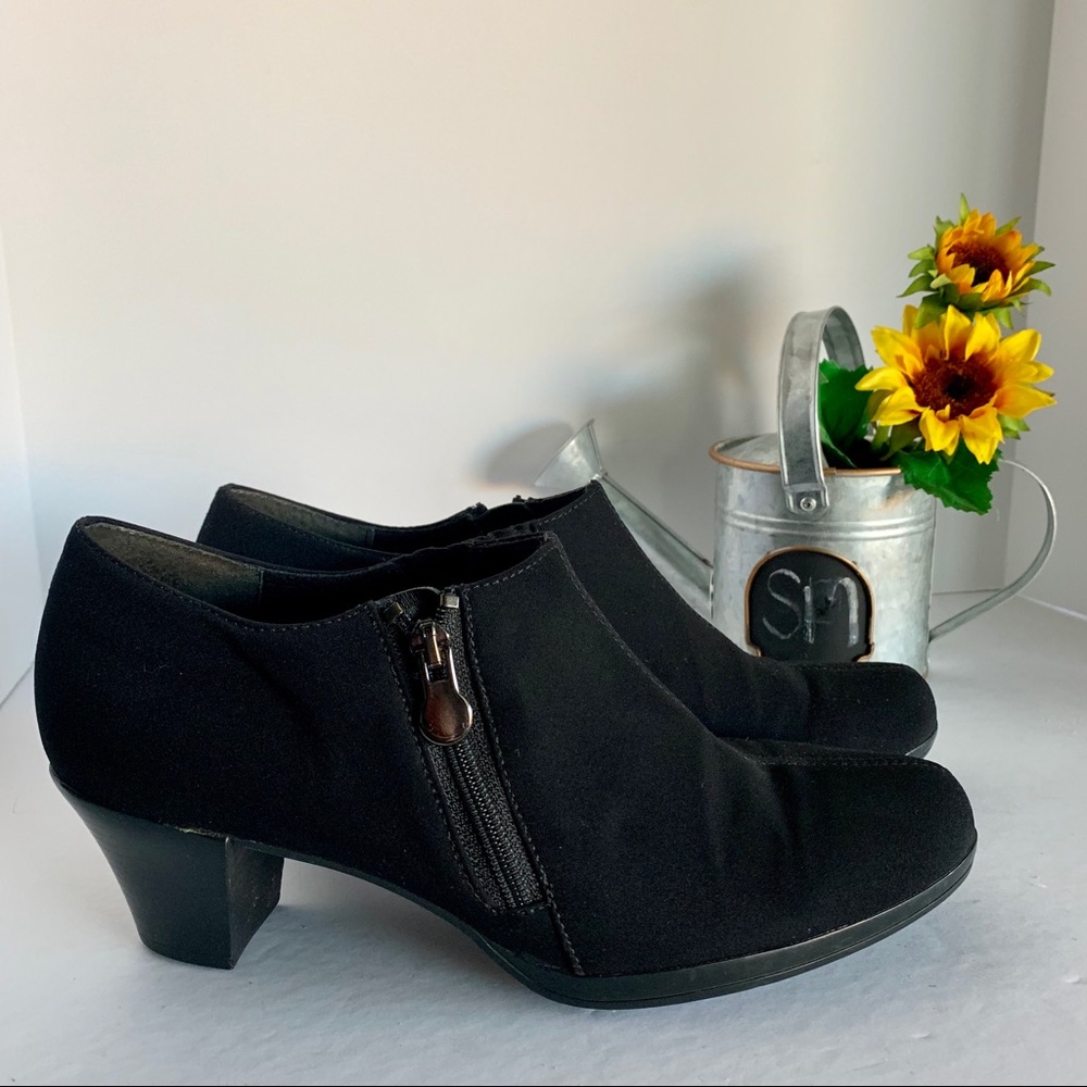 Munro “Taylor” ankle bootie Women’s size 8W